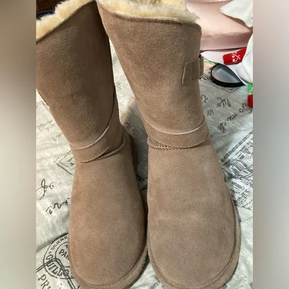 BearPaw “Annie” 1965W Suede/Sheepskin boot in Taupe size 8M. EUC - Picture 2 of 7